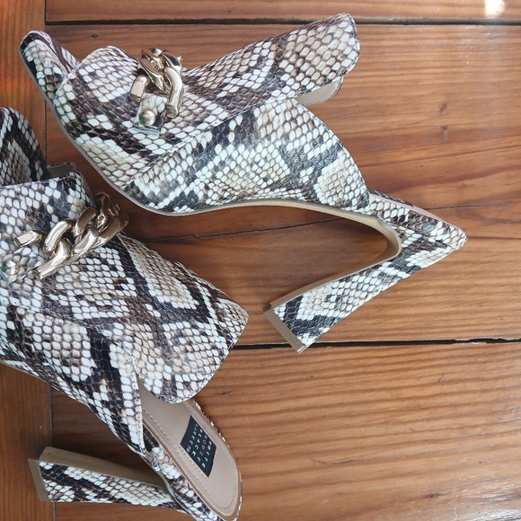 White House Black Market White Brown W/ Gold Chain Snakeskin Mule Heels Sz 6.5 - Picture 14 of 16